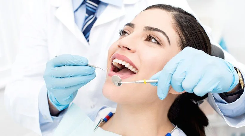Paciente en consulta dental en la clínica del Dr. Carlos Santos
