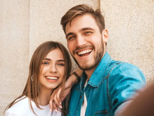 Paciente sonriendo tras finalizar su tratamiento dental en El Salvador