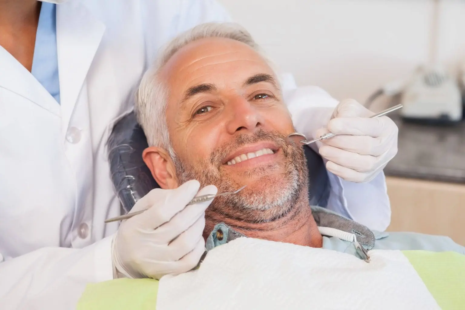 Diferencia funcional entre implante de titanio y puente dental tradicional